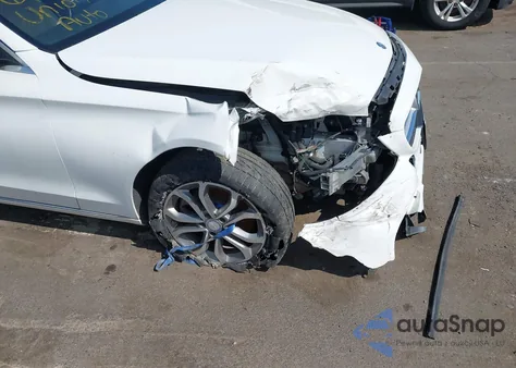 2017 Mercedes-Benz C 300 4Matic/Luxury 4Matic/Sport 4Matic z USA, uszkodzony, nr VIN 55SWF4KB8HU208704